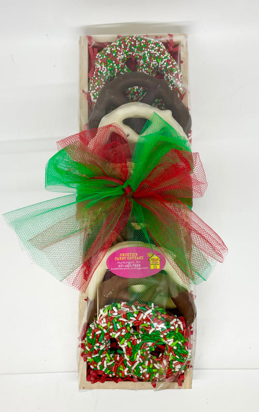Holiday Gourmet Pretzel TrayChocolate Covered Pretzel GiftA nice presentation of gourmet chocolate covered pretzels. Affordable as a gift for virtually any person or occasion. 
Same Day Delivery Available