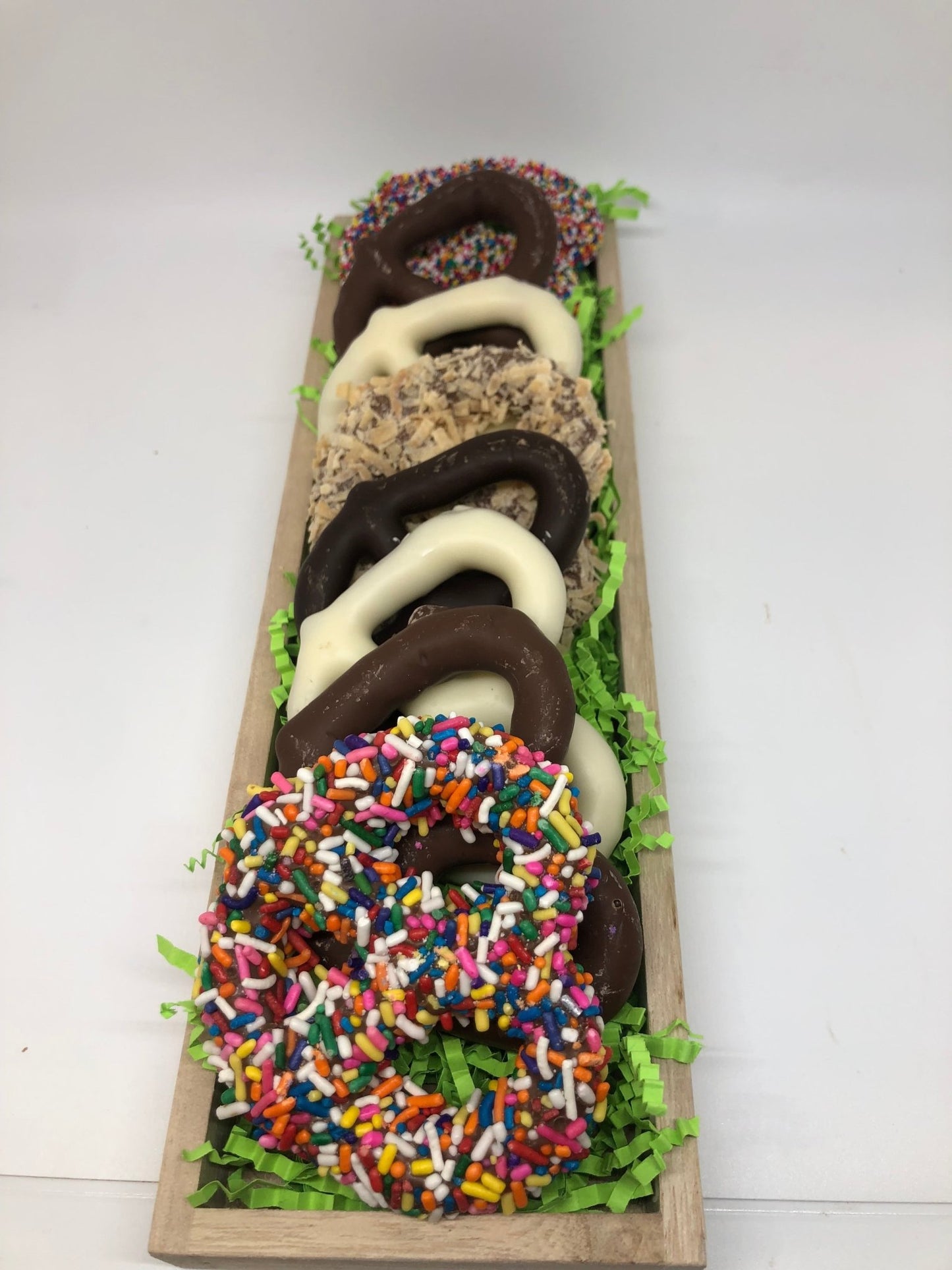 Gourmet Pretzel TrayChocolate Covered Pretzel PlatterA nice gift presentation of gourmet chocolate covered pretzels. Affordable as a gift for virtually any occasion. Ribbon color and pretzel toppings vary per season.
S