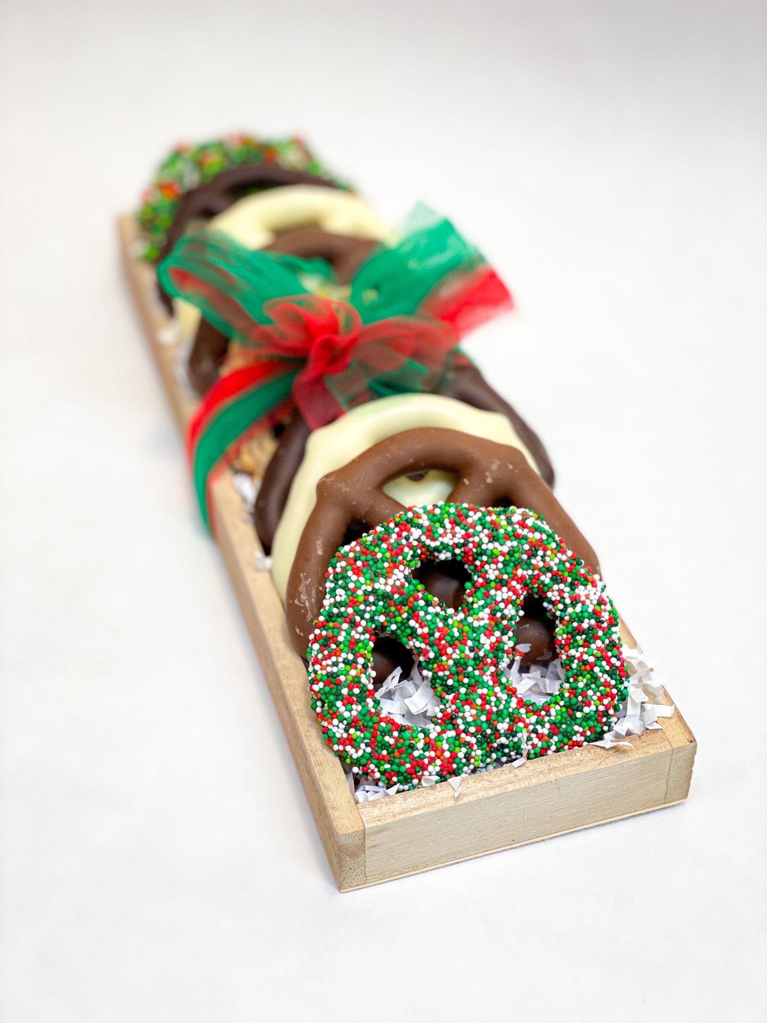 Holiday Gourmet Pretzel TrayChocolate Covered Pretzel GiftA nice presentation of gourmet chocolate covered pretzels. Affordable as a gift for virtually any person or occasion. 
Same Day Delivery Available